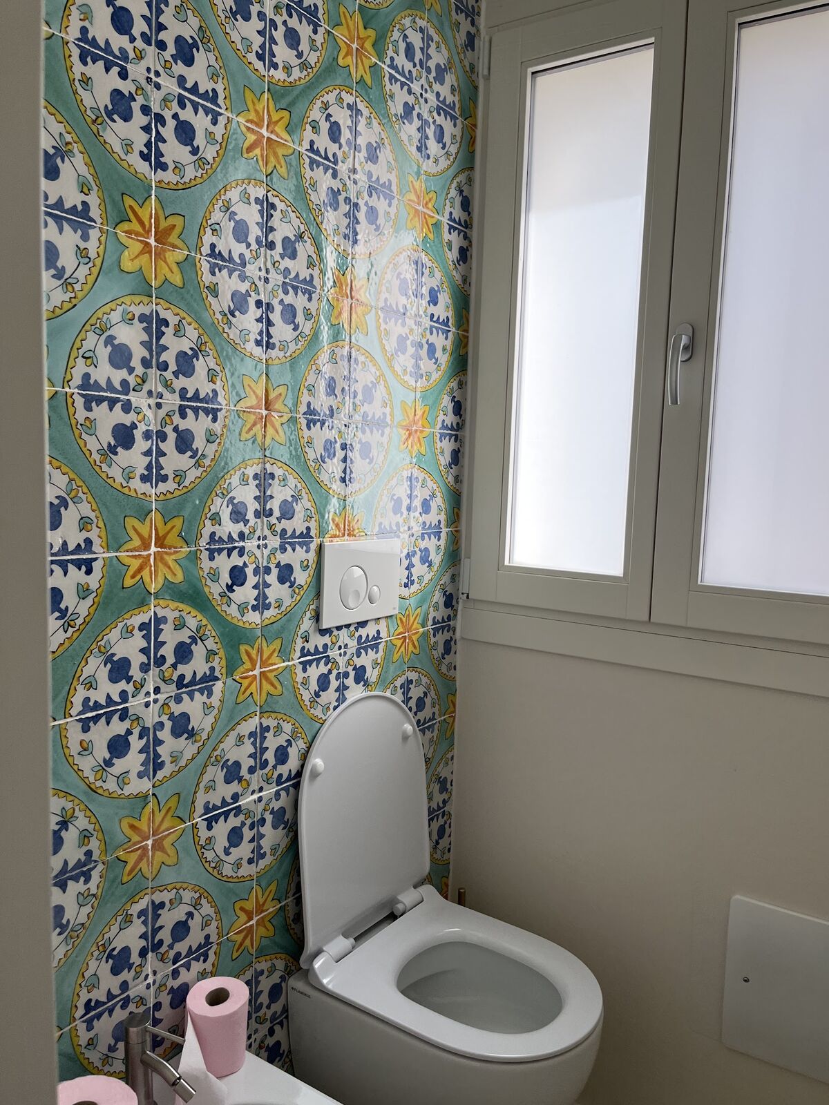 Bathroom finished in hand-painted majolica tile
